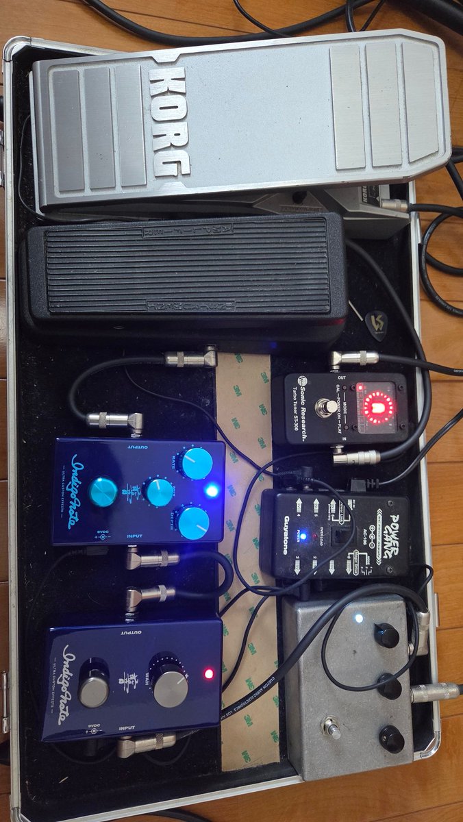 uchino418's tweet photo. 久々にエフェクターボード引っ張り出して弾いてみた
何故か新しいエフェクターもちょいあるけど…笑
でもやっぱでかいアンプで鳴らしたいな～ https://t.co/Fvw56Mb3Gg