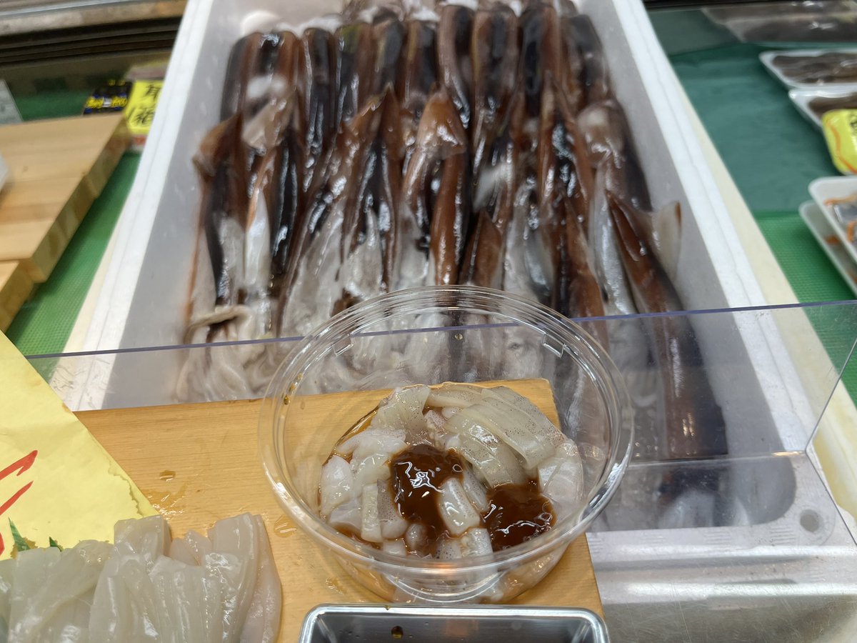 torasaba's tweet photo. 板長です〜今日もイカ刺し作り中！
「イカ🦑切り込み」はワタに身を付けて食べる品で直ぐ食すと美味、塩して干して時間を置けるのが「イカの塩辛」夏イカは甘く皮が薄いのです！八食センター栃木商店でお待ちしてます♪😊 https://t.co/GXpiGL85dY