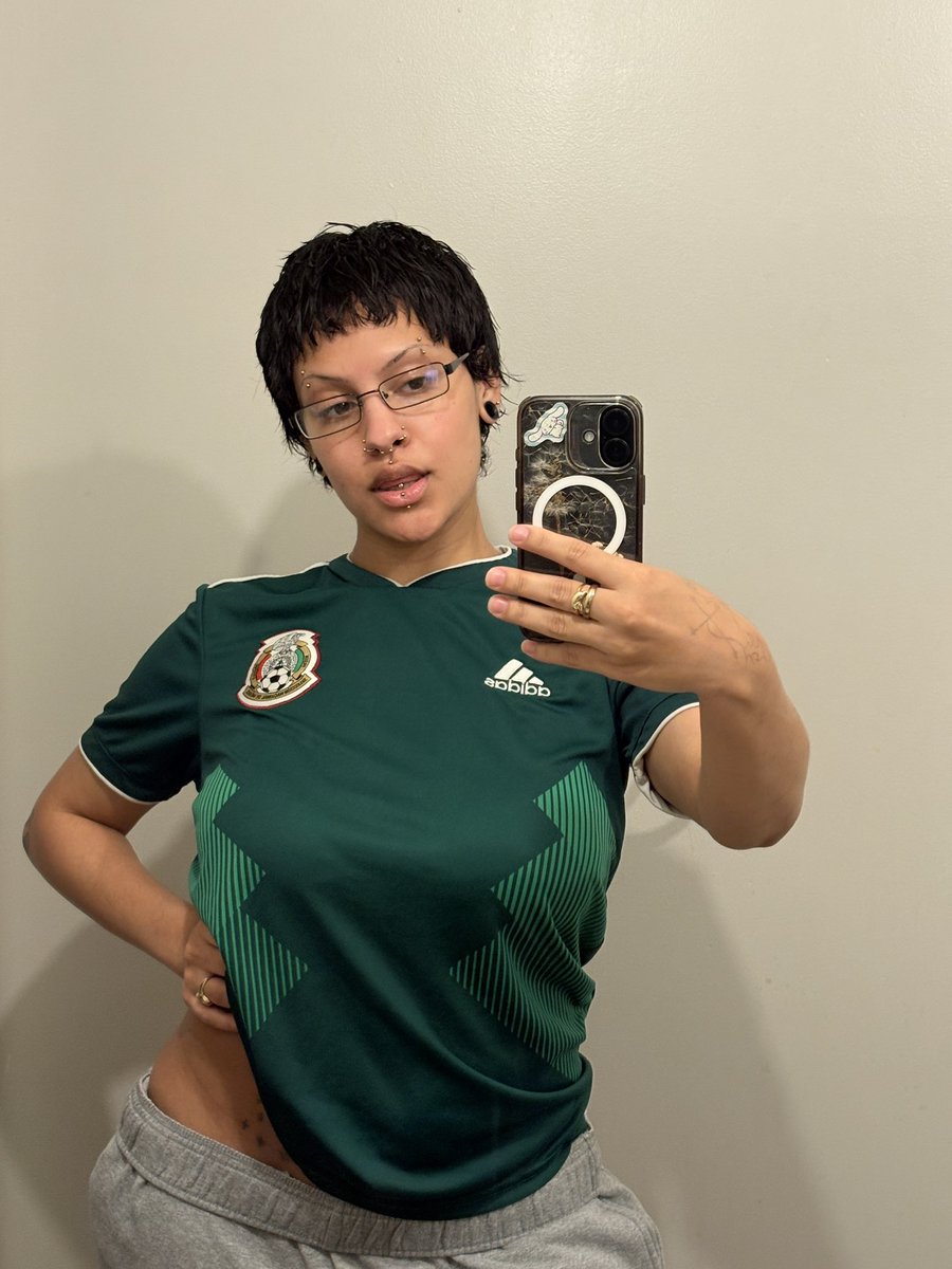 My bf got me my first jersey, eeeeeekkk!