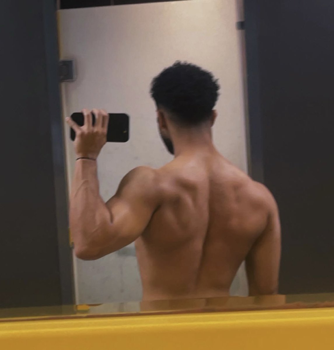 Tlou222's tweet photo. Back day vibes https://t.co/e5biqRT57P
