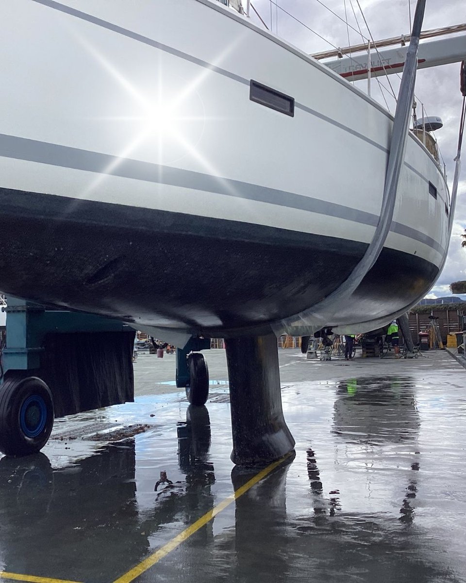 rpayc's tweet image. Some serious TLC for this vessel at the Boatyard. The amazing Boatyard team cleared out a ton of built-up grime from the hull. A satisfying before and after for the team.
.
.
#RPAYC #PittwaterSailing #YachtRacing #SailingLife #SailingAustralia #RaceDay #YachtClub #beforeandafter