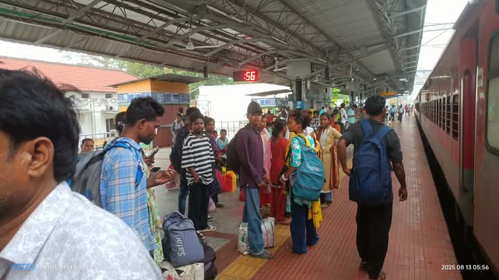 झारखंड के कोल्हान से रोज़ाना 400-500 लोग तमिलनाडु रोज़गार की तलाश में जाने को मजबूर हैं… <a href="/JharkhandCMO/">Office of Chief Minister, Jharkhand</a> <a href="/HemantSorenJMM/">Hemant Soren</a>
<a href="/deepakbiruajmm/">Deepak Birua</a> <a href="/JMMKalpanaSoren/">Kalpana Murmu Soren</a>