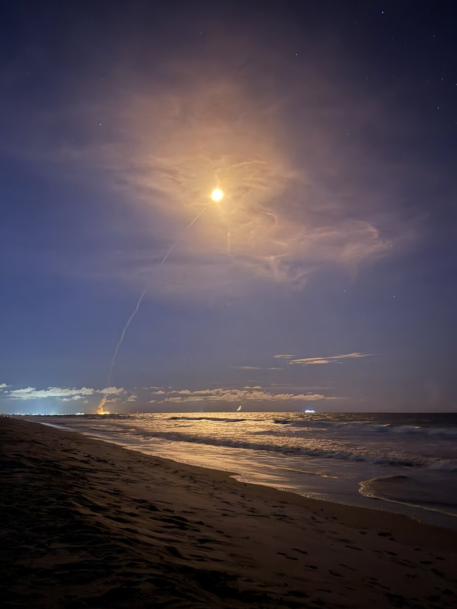 LauraHromika's tweet photo. Cape Canaveral launch tonight. Spectacular and amazing. Vulcan https://t.co/gJdtqMXqkx