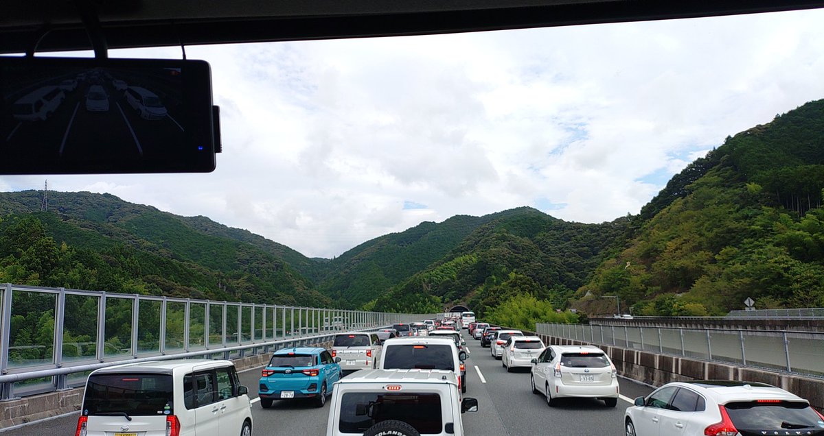 ほんと帰省絡むシーズンは、事故ばかり。
皆タイヤの点検を、ちゃんとして、合流は欲張らず１台ずつ交互に、車線変更は安全確認して、ウインカー3秒出してゆっくりと。
これ厳守して欲しい。

インターの合流は、自分より左レーンの車が車線変更してくる前提で全車線走りましょう。この方が早く着く。