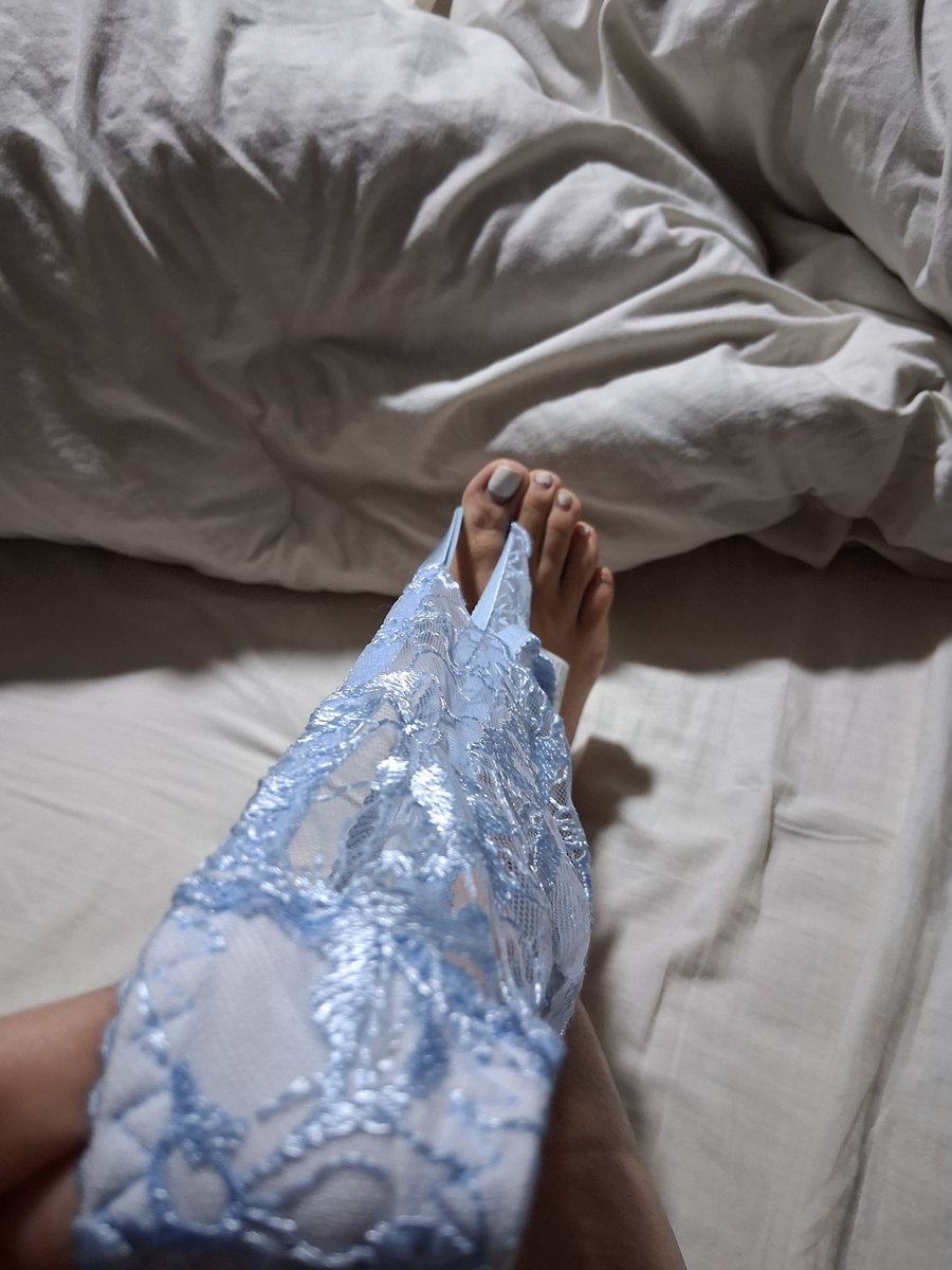 MFeval17736's tweet photo. Baby blue has never looked this good… white nails on point and a little surprise in baby blue 😘 What do you think?
#feetfetısh #feetfinder #feetِ #babyblue #toes #feetfan https://t.co/yXvs6H3uso