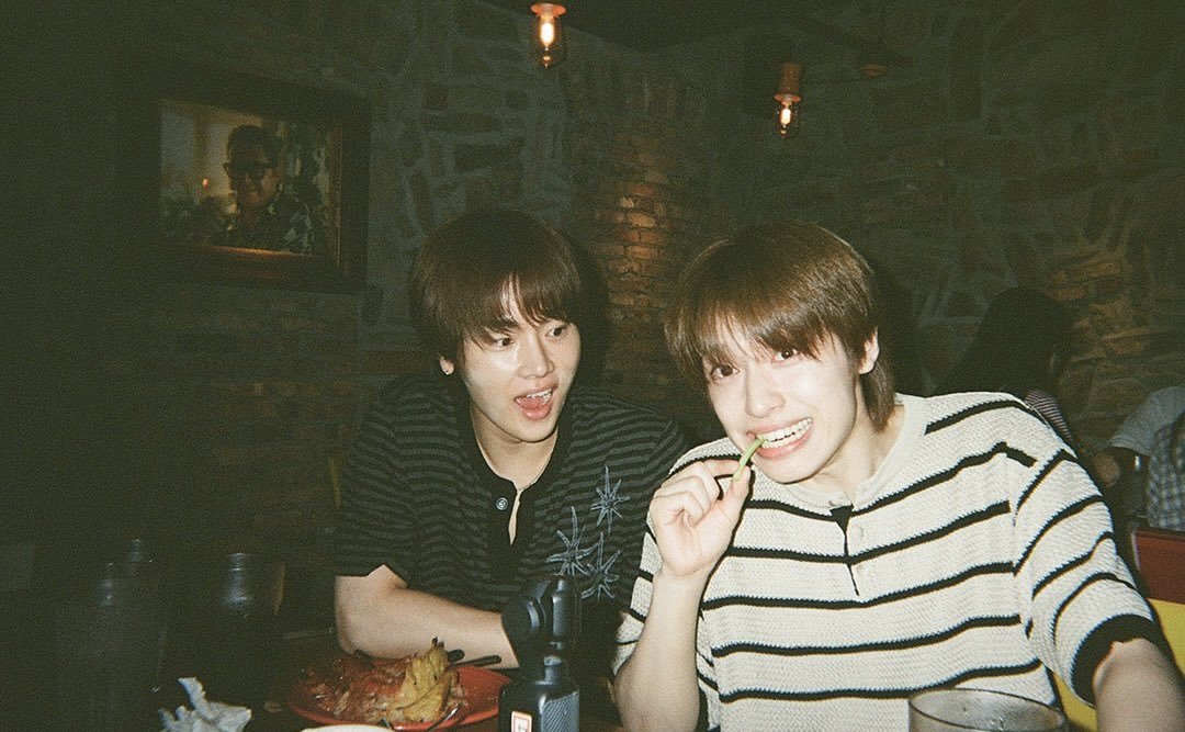 oppookka's tweet image. 후문 오분거리 호프집에서 찍힌 ㄴㄲ
동아리에서 만나서 커플갈발도하고 각자집 드나들면서 n년 몰래 연애하다가 졸업하자마자 살림합치고 동거시작하면 현관에 이런사진 붙어있을거같음 같동이던 애들한테 사실 우리 사귄다..하면 어 알아; 이러고