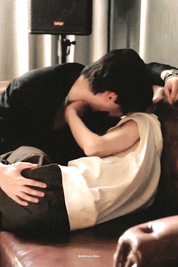 #chengwei au 
_ #RevengedLove 

Just Chi Cheng and Wu Suo Wei tell everyone that they are friends but friends don’t act like that!