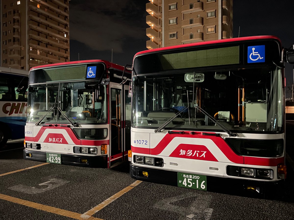 こんにちは😀#知多バス です🚌

今日8月13日、明日14日、明後日15日の3日間、弊社の一般路線は、休日ダイヤとなりますのでお間違えございませんようにお願いします🙇‍♂️

#今日の一枚 
1072と1061です🖐️#セントレア の #ターミナル間連絡バス で運行しています。メインはFCバスと1072で1061は予備です🙂