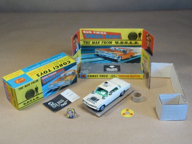 AyerNomasSeries's tweet photo. En el merchandising de tus series favoritas les traemos el "Thrushbuster" de #ElAgenteDeCIPOL, un Oldsmobile 88 con figuras de Napoleón Solo e Illya Kuryakin hecho por Corgi. Incluía un anillo Waverly con fotos alternadas de los agentes. Hubo también una versión en blanco. https://t.co/cJxJjbDLQC