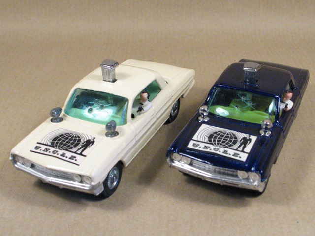 AyerNomasSeries's tweet photo. En el merchandising de tus series favoritas les traemos el "Thrushbuster" de #ElAgenteDeCIPOL, un Oldsmobile 88 con figuras de Napoleón Solo e Illya Kuryakin hecho por Corgi. Incluía un anillo Waverly con fotos alternadas de los agentes. Hubo también una versión en blanco. https://t.co/cJxJjbDLQC