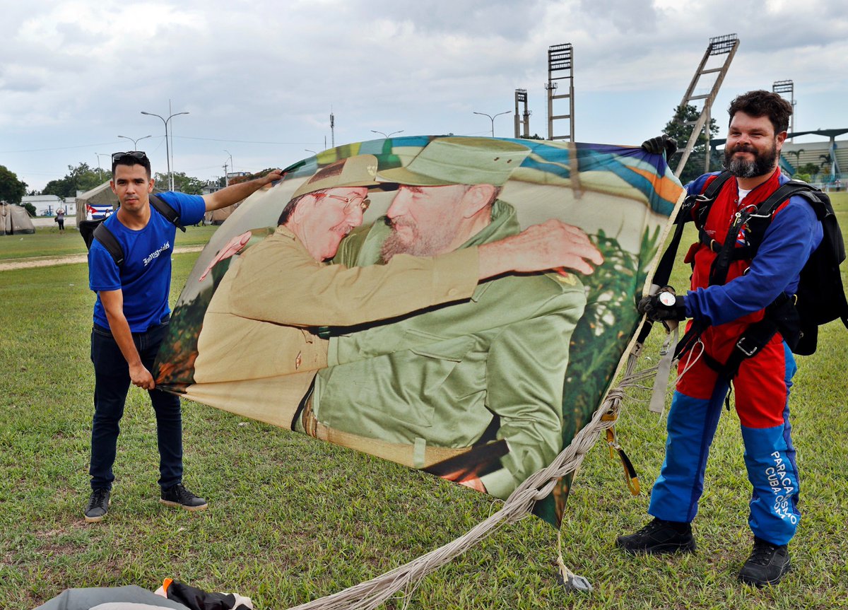 El amor a Fidel no conoce de tempestades. 

En vísperas de los #100AñosConFidel ⭐️🇨🇺🪂 llegó nuestro homenaje desde las alturas junto a jóvenes capitalinos desde la Ciudad Deportiva.

¡Viva #FidelPorSiempre!