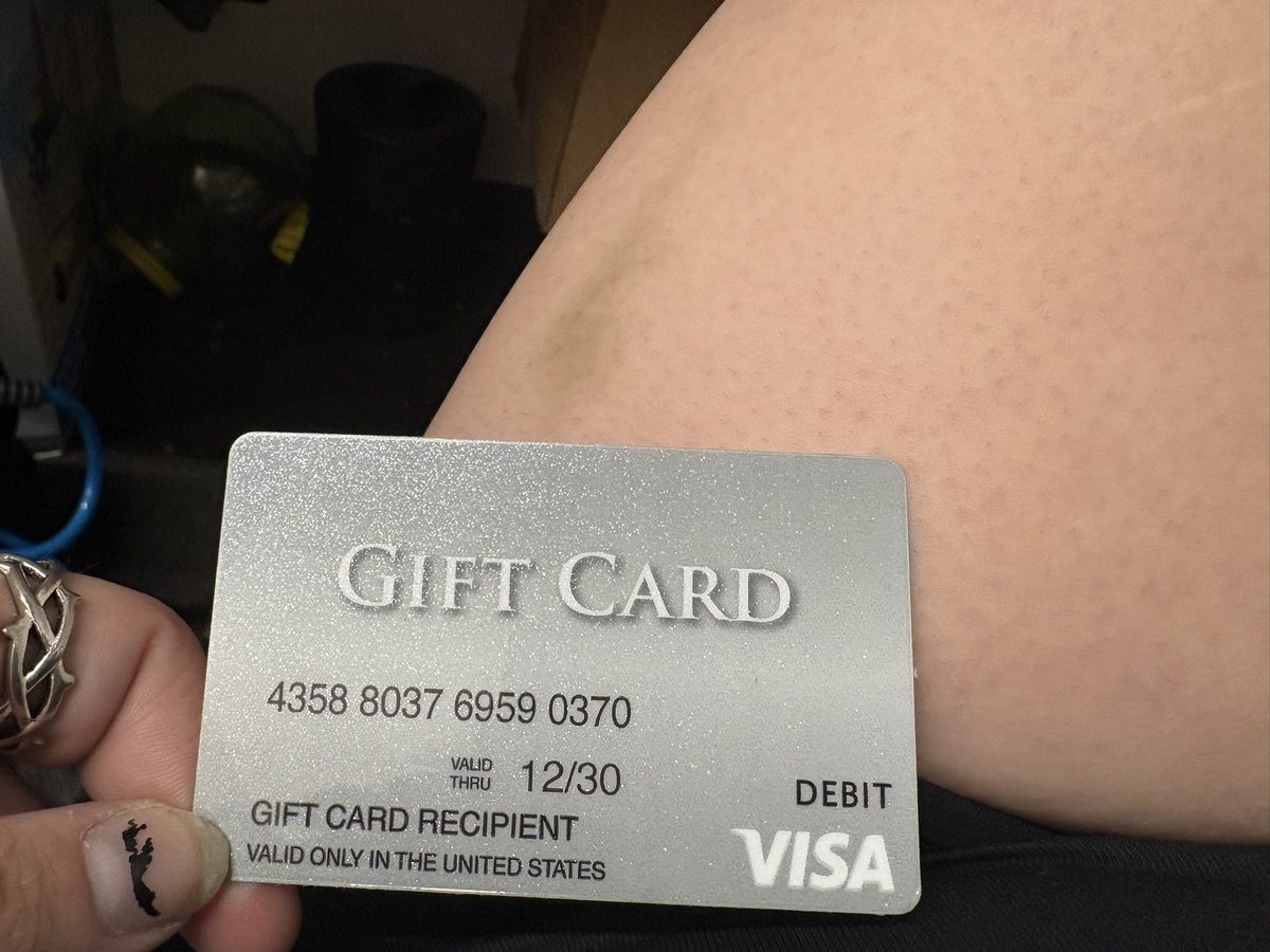 vcnllasky's tweet photo. Its okay cuz i found a 25$ gift card 😛 #IveBeenBlessed https://t.co/5LXxAIVGR7