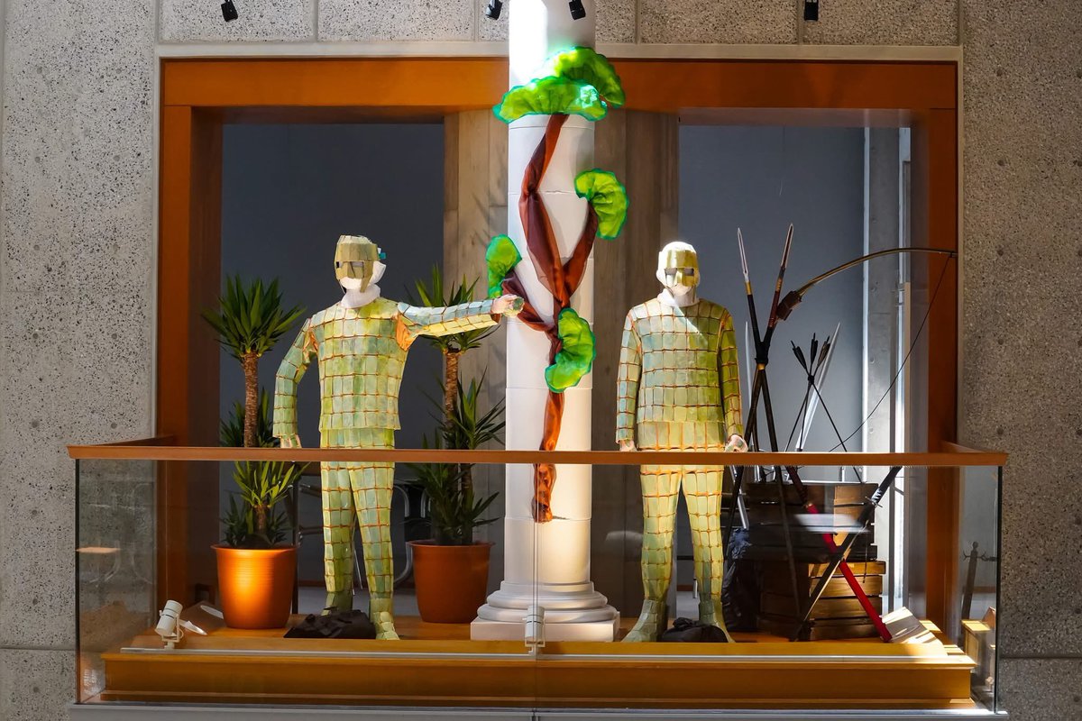 [空間解説]
このブースではザラストロより試練の門を預かる2人の武士たちのキャラクターを強調するかのようにたくさんの種類の武器が置かれ、柱には日本をイメージさせる松の盆栽が空間を彩ります。
また、裏から武器越しの2人の武士を見る事で正面から見た時とは違った印象を楽しむことができます。