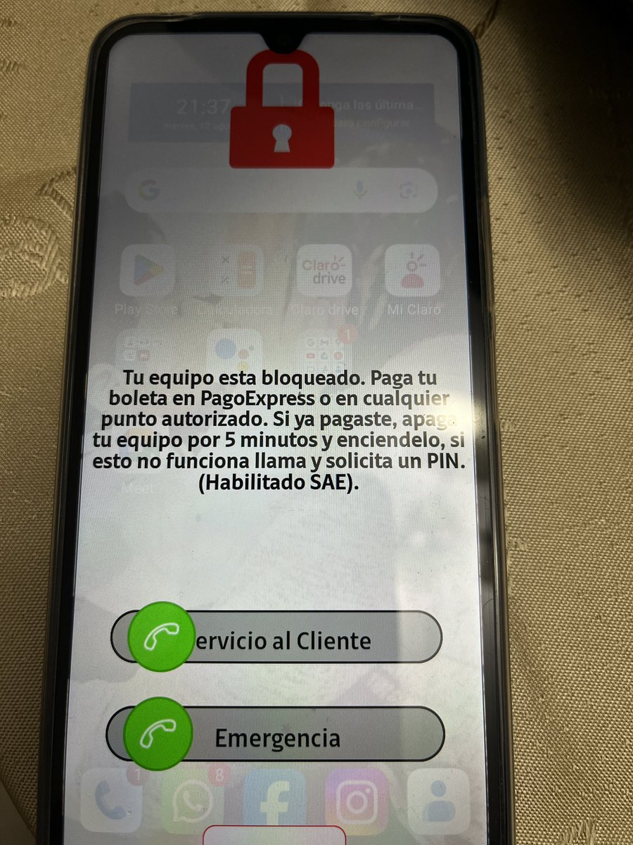 sredwin's tweet photo. La nueva politica @clarochile_cl es bloquear y no permitirte usar el teléfono en caso de emergencia. Y uno llama y dicen que siempre fue el mismo sistema y que solo atienden hasta las 18hrs. Váyanse a la mierda. https://t.co/3x6kgOXdzn
