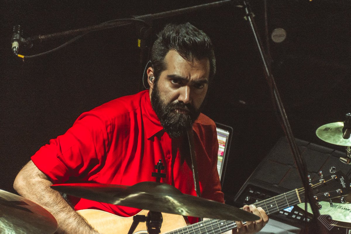 elLadoBDeCasti's tweet image. Acabo de recordar un dato gracioso (?)
La primera vez que @gpedernera  me miró a cámara en un show que estaba cubriendo(primera foto Museum 2019) parecía enojado (?). Pero está vez en Niceto 2025 me regaló una de las mejores fotos que he sacado. Que tipazo