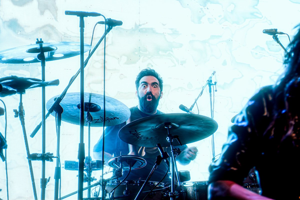 elLadoBDeCasti's tweet image. Acabo de recordar un dato gracioso (?)
La primera vez que @gpedernera  me miró a cámara en un show que estaba cubriendo(primera foto Museum 2019) parecía enojado (?). Pero está vez en Niceto 2025 me regaló una de las mejores fotos que he sacado. Que tipazo