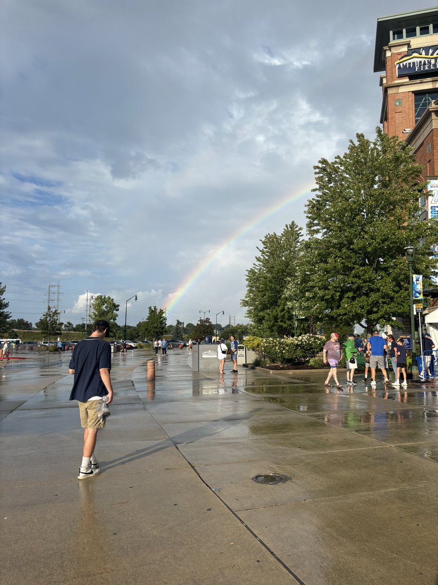 ClareKindt's tweet photo. @JLevering4 @Brewers @SophiaMinnaert  definitely a pot o’gold at the end of this rainbow!
#Brewers #amfamfield https://t.co/qrlIFfvVUn