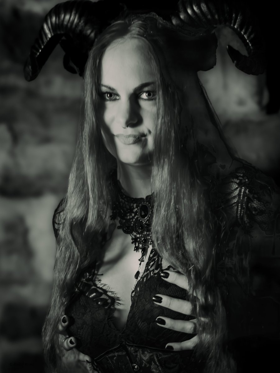 BrunsRudolf's tweet photo. Burg Reiferscheid. Halloween 2022.
Farbe oder Schwarzweiß – welche Version packt dich mehr? 🖤🎃
#Photography #BWPics #Halloween https://t.co/yPdQlccpvS