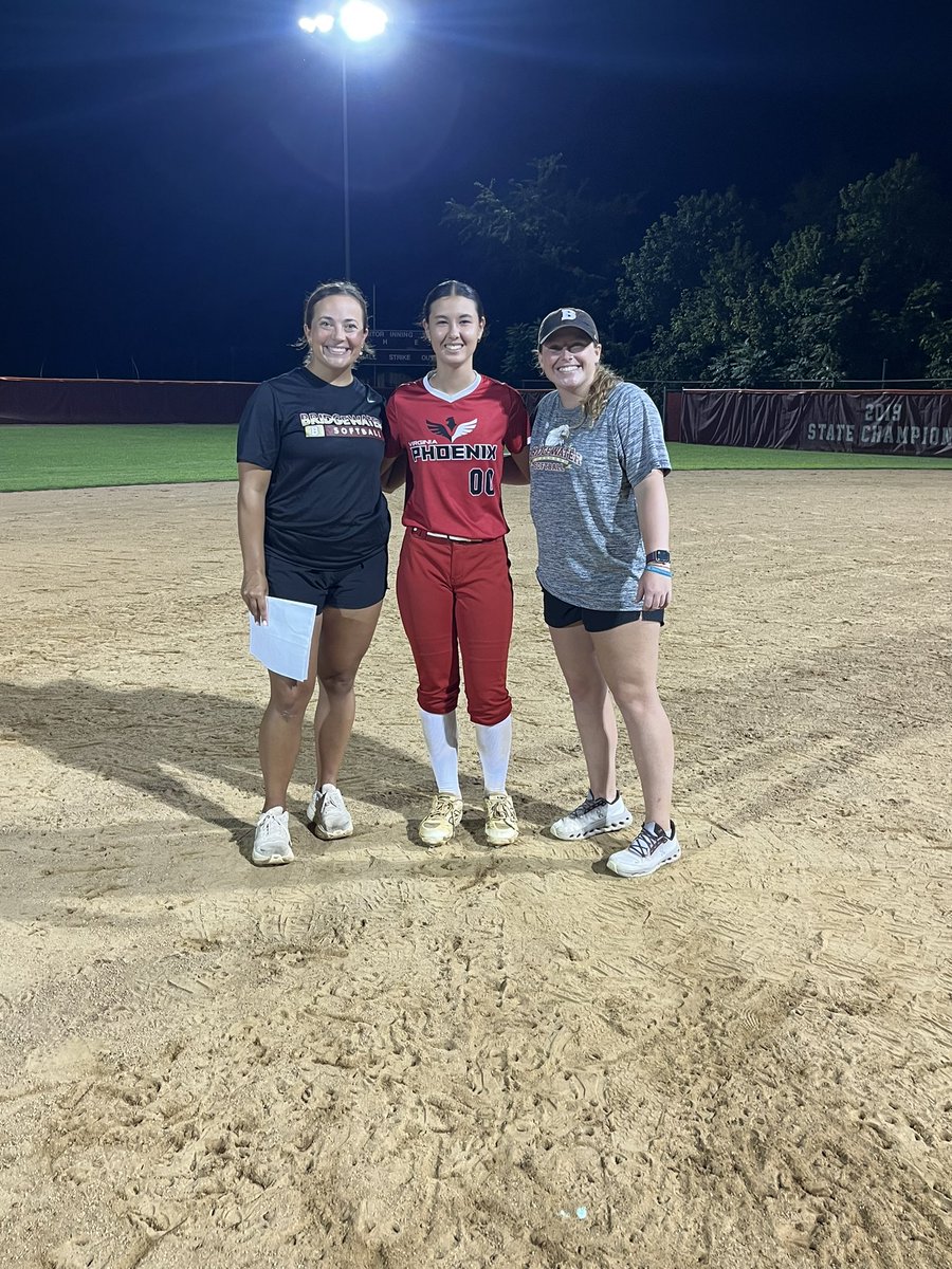 GiannaPitzer's tweet image. Thank you to @Bh2osoftball for coming tonight! Had so much fun with everyone!