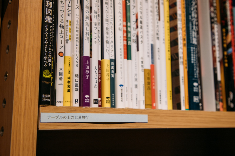 📚神楽坂かもめブックスに学ぶ、「書店の棚づくり」の奥深さ。選書や配置の工夫、客層に合わせた仕掛けまで……書店員の“DJ的”仕事術にライターの大北栄人が迫りました。

書店員の「棚づくり」の技術がすごい……君は本棚に山並みを見たことがあるか
e-aidem.com/ch/jimocoro/en…