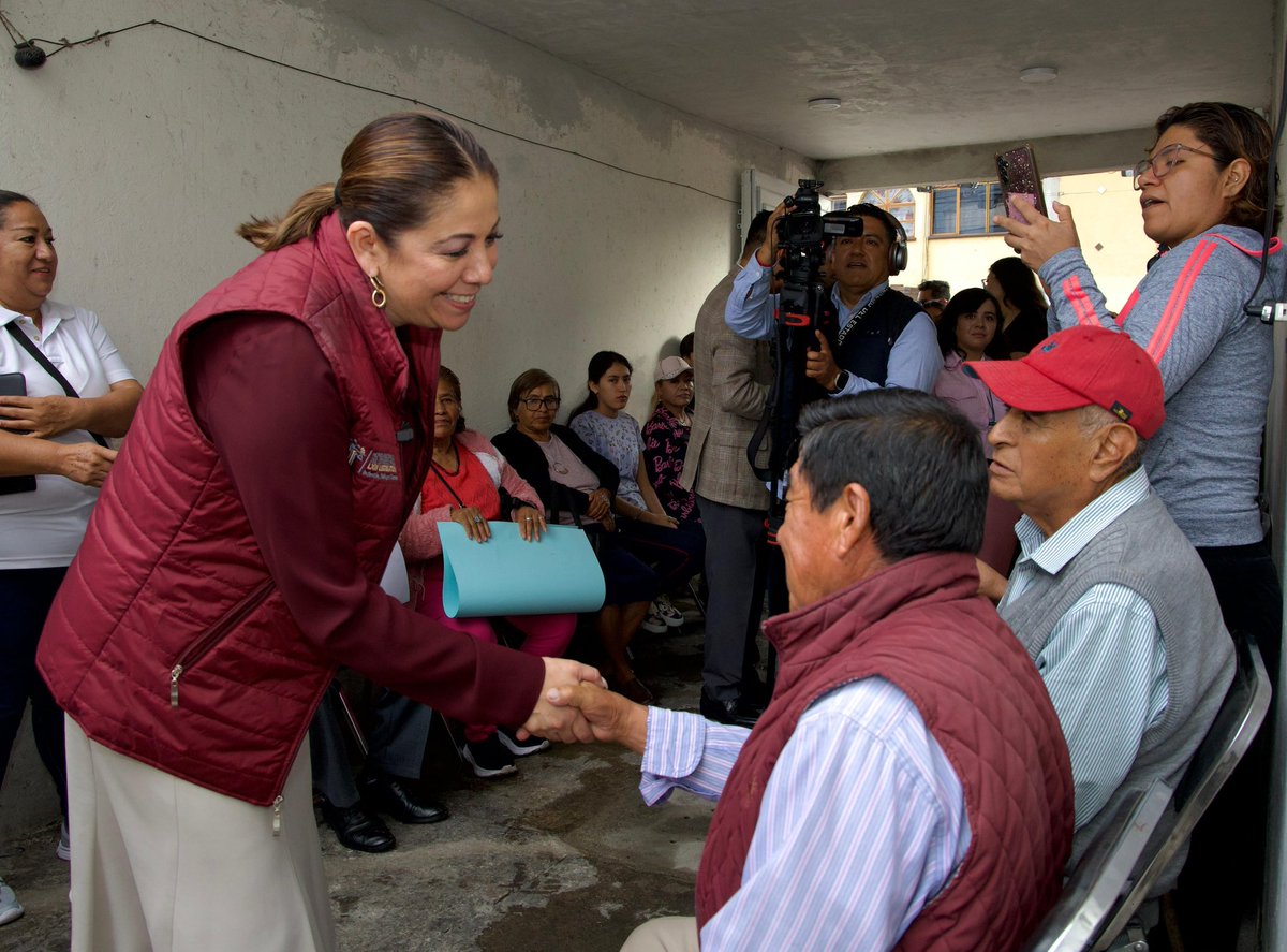 artemisa_laura's tweet photo. 🤝 Cuando pueblo y autoridad trabajan en unidad, la transformación es posible. Por eso como diputada tengo el compromiso de fortalecer tareas de gestión en beneficio de todos y todas.

Reconozco al gobernador @armentapuebla_ por impulsar acciones de beneficio social como el bacheo en La Loma y la rehabilitación del parque y sanitarios en la Colonia Santa María la Rivera.

#ServirYAmarAPuebla
#PorAmorAPuebla♥️
#PensarEnGrande 👏🏽