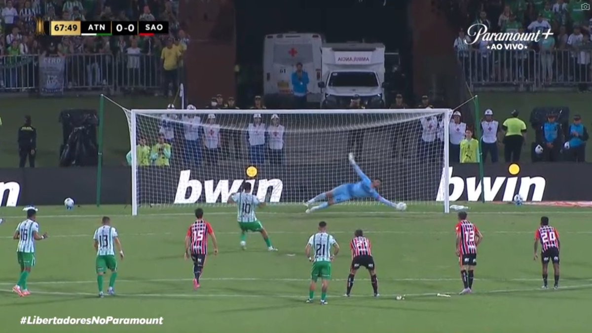 DoentesPFutebol's tweet photo. RAFAEL DEFENDEU! https://t.co/wAyix4SfBC