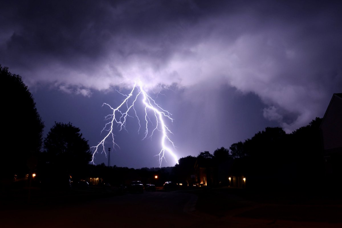 JP_Photos's tweet photo. Wow, an incredible display of Mother Nature tonight!! One of the most continuously bright #lightning displays I’ve seen! I included a shot with no lightning as a reference at the end to show how bright it truly is. #weather #beauty #strom @weatherchannel @FOX19 @Local12 @NWSILN https://t.co/woqNOBe113