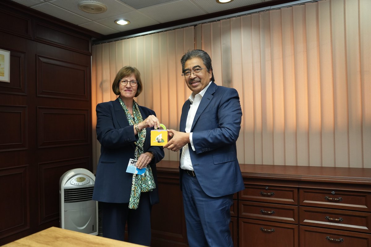 🌿 Strengthening 🇫🇮🇲🇾 ties! 

On 6 Aug, H.E. Anne Vasara met YB Datuk Seri <a href="/joharighani/">Johari Abdul Ghani</a>, Minister of @mykomoditi &amp; Acting Minister of <a href="/nresmalaysia/">Kementerian Sumber Asli dan Kelestarian Alam</a> to discuss:
🌴 Sustainable palm oil
🌱 Forestry tech
🔁 Circular economy

Looking forward to better cooperation ahead!