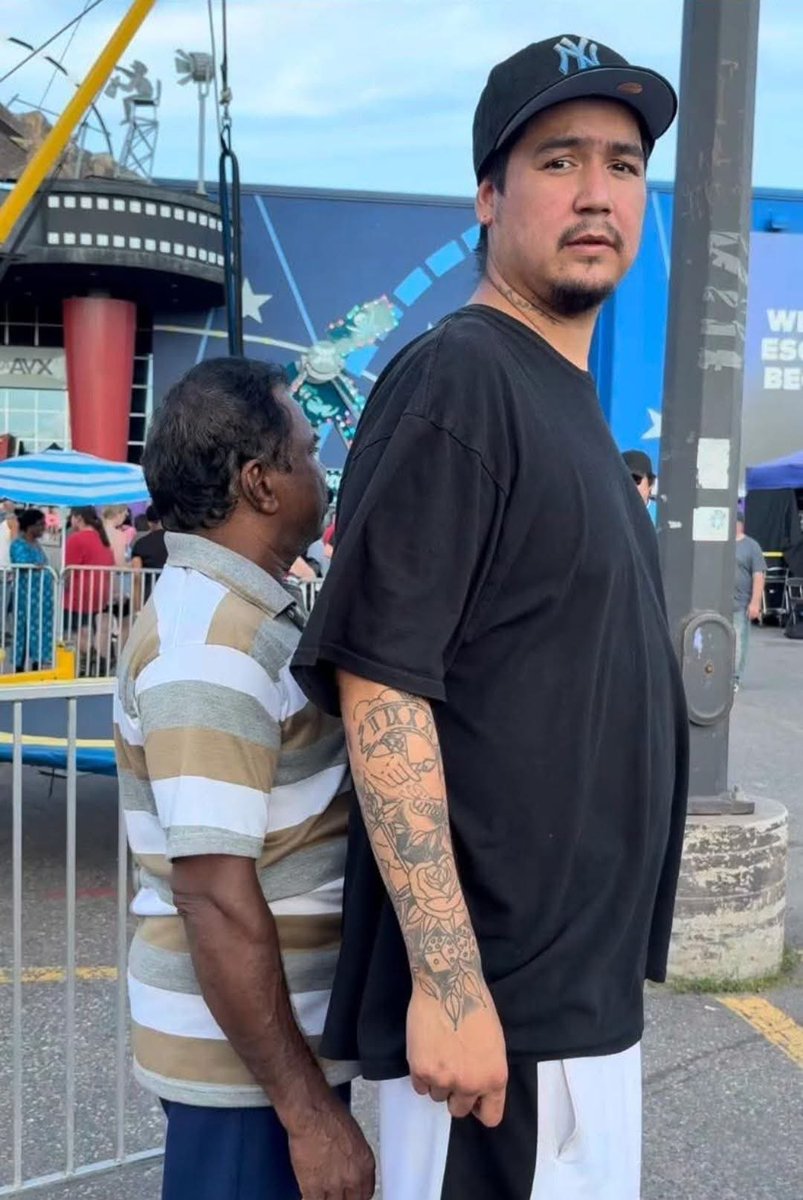 HusbandRetarded's tweet photo. Walmart security as soon as i walk in the store https://t.co/vMrJOt015v