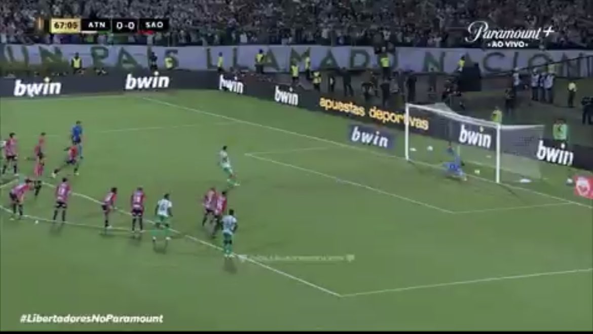 Rafael defendendo pênalti contra um time verde… já vi essa cena antes kkjkkk