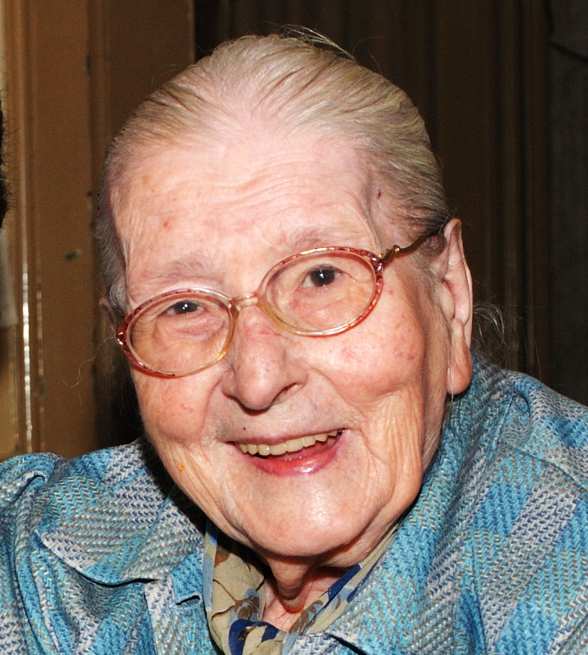 hijos_capital's tweet photo. Su abuela paterna fue María Isabel "Chicha" Chorobik de Mariani, una de las fundadoras de Abuelas de Plaza de Mayo. Su abuela materna fue Genoveva Kwepie Dawson. 

Seguimos buscando. Hasta todos los abrazos. 

Fotos y fuente: @abuelasdifusion https://t.co/JONEdoD449