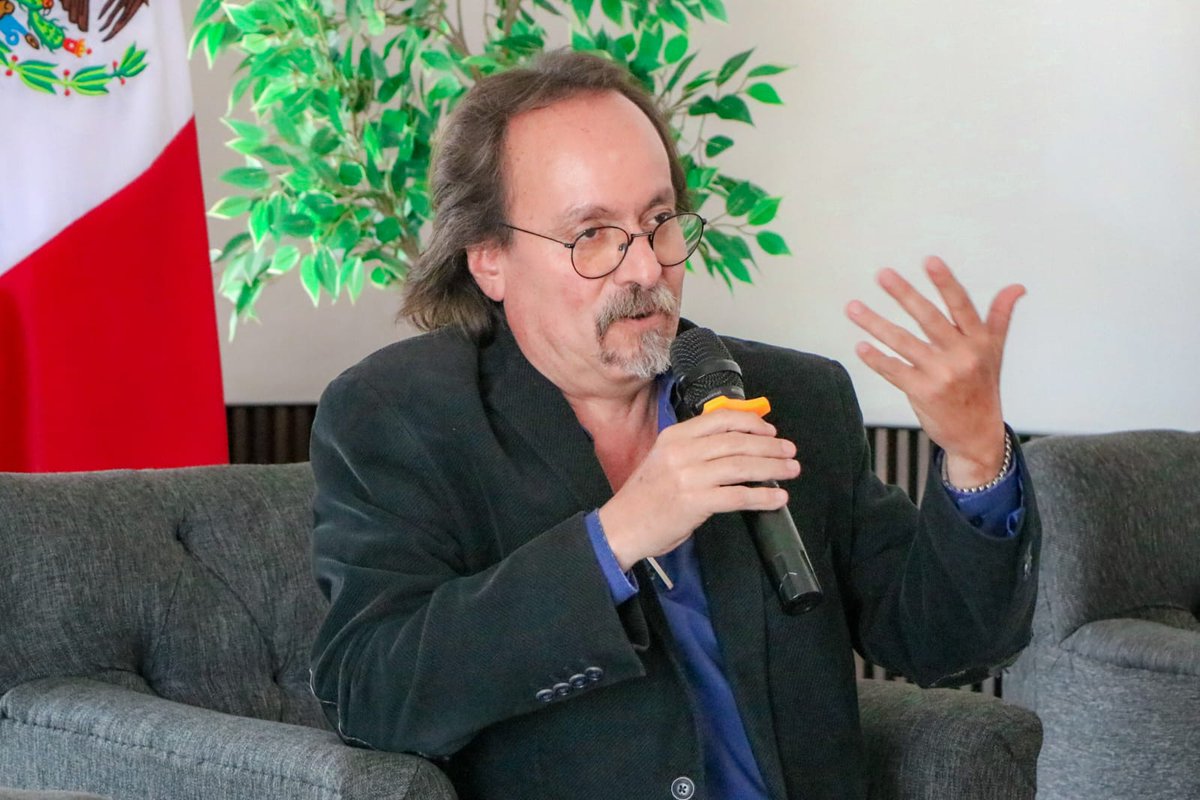 📜 El Encuentro sobre Patrimonio Cultural y Archivos Históricos reunió a exsecretarios de cultura y destacados ponentes 👨‍🏫 como Pedro Ángel Palou García, Enrique Glockner Corte, Alejandro Montiel Bonilla, Sergio Vergara Berdejo y Mario Eloy Cabrera Álvarez 👏.

1/2.