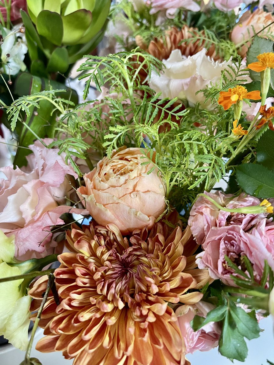 kazee91's tweet photo. 発表会が終わってたくさんのお花に囲まれています

この半年頑張ったな 私
新生児が幼稚園に入ったくらいの成長でした https://t.co/PClOuplght