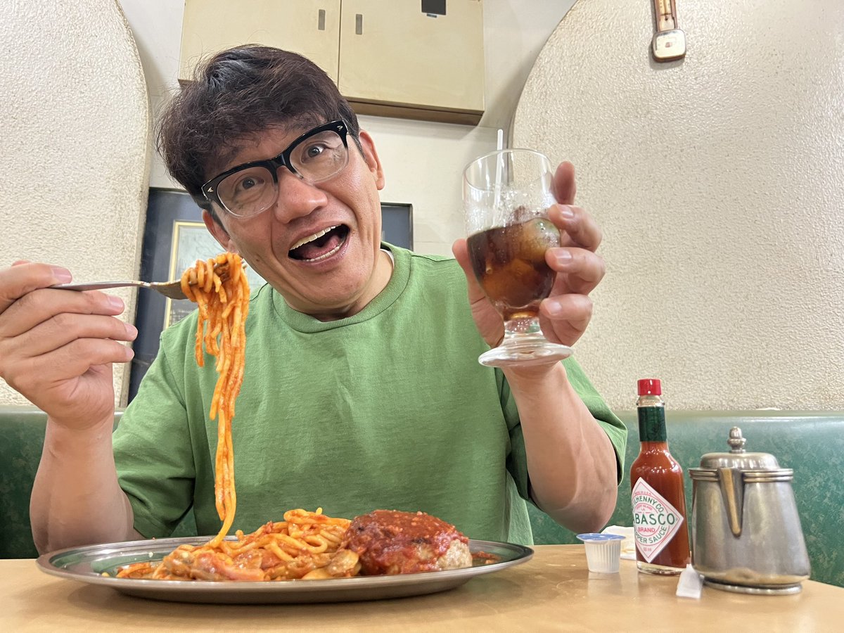 飯尾和樹のずん喫茶(BSテレ東で放送中&TVerで配信中) (@bs7ch_zunkissa) on Twitter photo こんにちは☕️✨✨
本日は週の真ん中の水曜日ですね🍝
お盆休みの方も多いのか…🥪いつもより電車がすいているような🥗✨✨席に座れてラッキーしてます🍰
さぁ、会議の前には喫茶店で資料の整理でも!☕️
『飯尾和樹のずん喫茶』
飯尾さんの笑顔で…🫖
本日もイイ事がありそうな予感です☕️✨✨ こんにちは☕️✨✨
本日は週の真ん中の水曜日ですね🍝
お盆休みの方も多いのか…🥪いつもより電車がすいているような🥗✨✨席に座れてラッキーしてます🍰
さぁ、会議の前には喫茶店で資料の整理でも!☕️
『飯尾和樹のずん喫茶』
飯尾さんの笑顔で…🫖
本日もイイ事がありそうな予感です☕️✨✨
