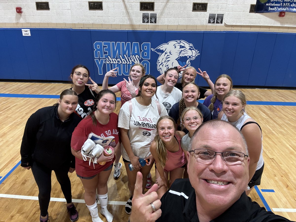 BCSWildcats's tweet photo. I ran into this group before the open house tonight. Let’s get this year going! It’s a GREAT day to be Wildcat! #GoCats https://t.co/9finStnAE9
