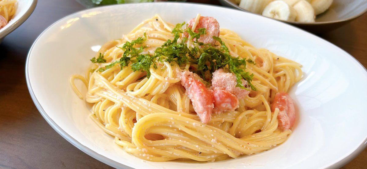 usausami2222's tweet photo. 主人のリクエストで明太子パスタを作りました。主人は明太子パスタが大好きで、よくリクエストされます。サラダとバナナも添えて栄養もタップリ。　#明太子 #明太子パスタ https://t.co/VYNJResLEE
