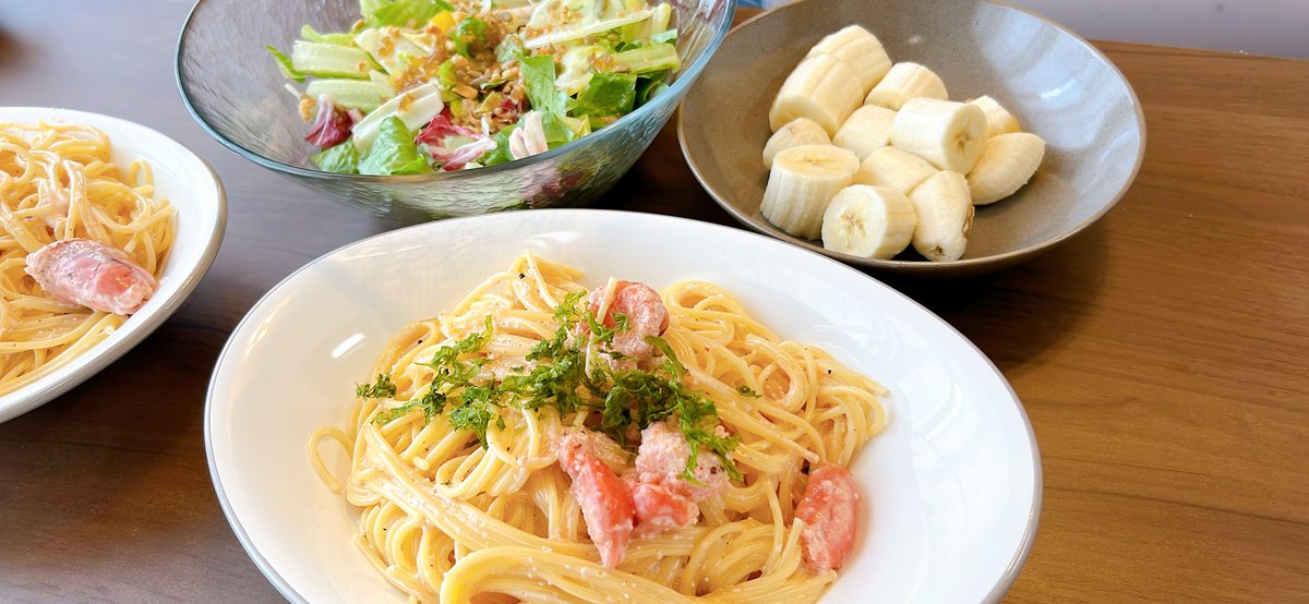 usausami2222's tweet photo. 主人のリクエストで明太子パスタを作りました。主人は明太子パスタが大好きで、よくリクエストされます。サラダとバナナも添えて栄養もタップリ。　#明太子 #明太子パスタ https://t.co/VYNJResLEE