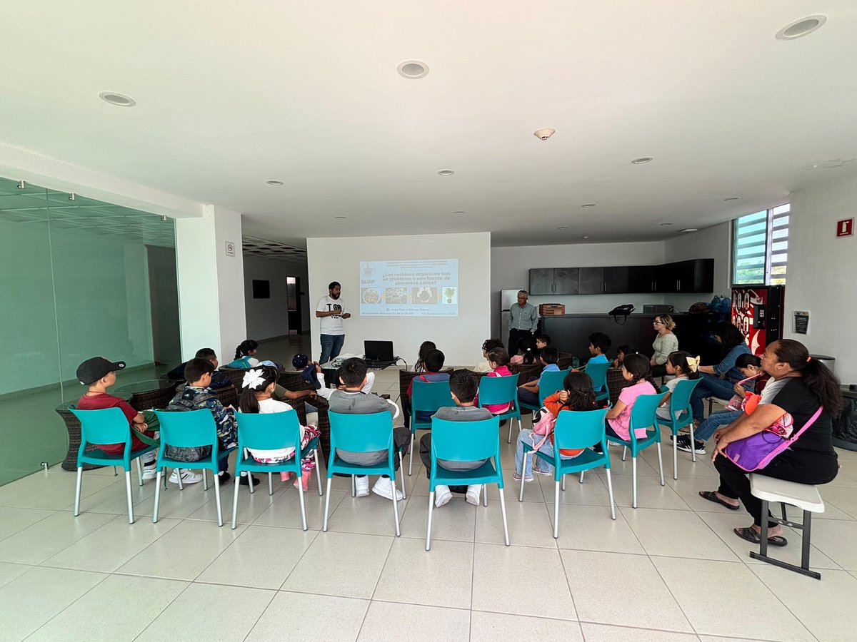 EcocampusBUAP's tweet photo. 🎒🥾En el segundo día del Curso de Verano "Ciencia Recreativa en el #EcocampusBUAP 2025", fue el turno del Laboratorio de Polímeros que dirige la Dra. Judith Percino Zacarías y el taller de reciclaje del Dr. José Cinco Patrón🍃🔬

#InvestigaciónBUAP
#DivulgaciónBUAP https://t.co/MOijyJQQoz