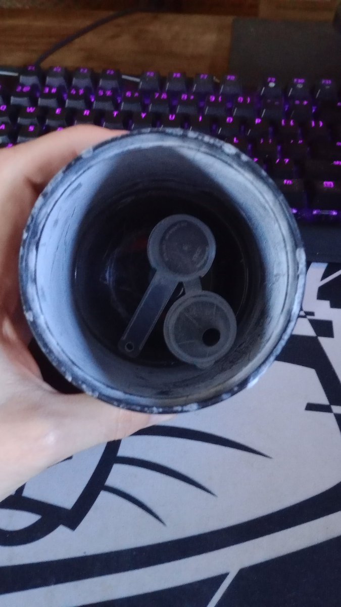 NaughtyMiroku's tweet photo. Welp #Glytchfam another tub down. This time the #CherryLimeade #CaffeineFree #Hydration from @GLYTCHEnergy
It's a decent flavor, though I wished it had a more prominent cherry you could taste but most importantly if it would've had a more pronounced lime and it was more bitter. https://t.co/0hfnDXPDTP