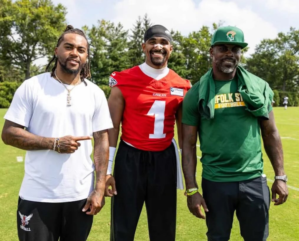 _TheEagleTimes's tweet image. DeSean Jackson, Jalen Hurts and Michael Vick at Eagles practice 🐐🔥