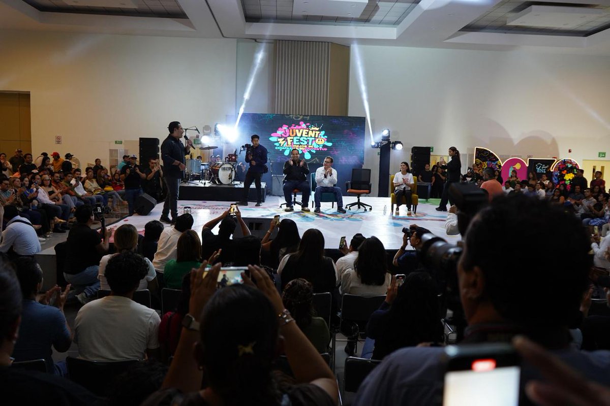pacochacon_'s tweet photo. Estuve en el #JuvenFest acompañando a nuestro gobernador Eduardo Ramírez @ramirezlalo_, a nuestra amiga Yazmín Ramírez Espinosa, una gran líder juvenil, y a Edgar Abarca, director del Instituto de la Juventud.

Celebramos esta iniciativa que impulsa el talento y liderazgo de las y los jóvenes chiapanecos, quienes son el presente y la fuerza que mueve el cambio.

En este Día Internacional de la Juventud, los invitamos a mover conciencias, despertar el compromiso, ser auténticos y defender con orgullo y respeto los valores que nos unen y fortalecen como comunidad.

#HumanismoQueTransforma #HumanismoEnAcción