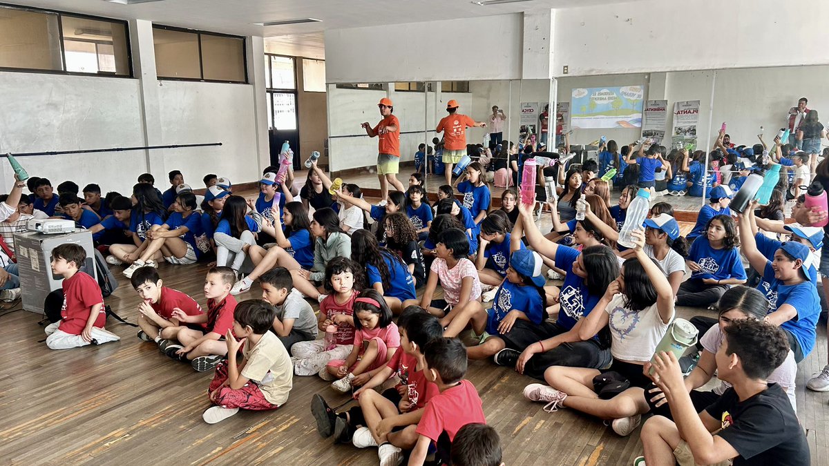SRNYMA's tweet image. 🌱💚 Los futuros guardianes del planeta ya están en acción.

En el curso de verano del @IEDOficial, niñas y niños aprendieron, jugando, a decir NO a los plásticos de un solo uso 🚫🌎
#EducaciónAmbiental #SinPlásticos #DurangoVerde
