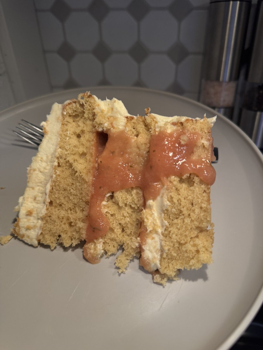 Brown sugar honey cake+ peach and mint filling + honey buttercream 

It got messy but it’s good 🐝