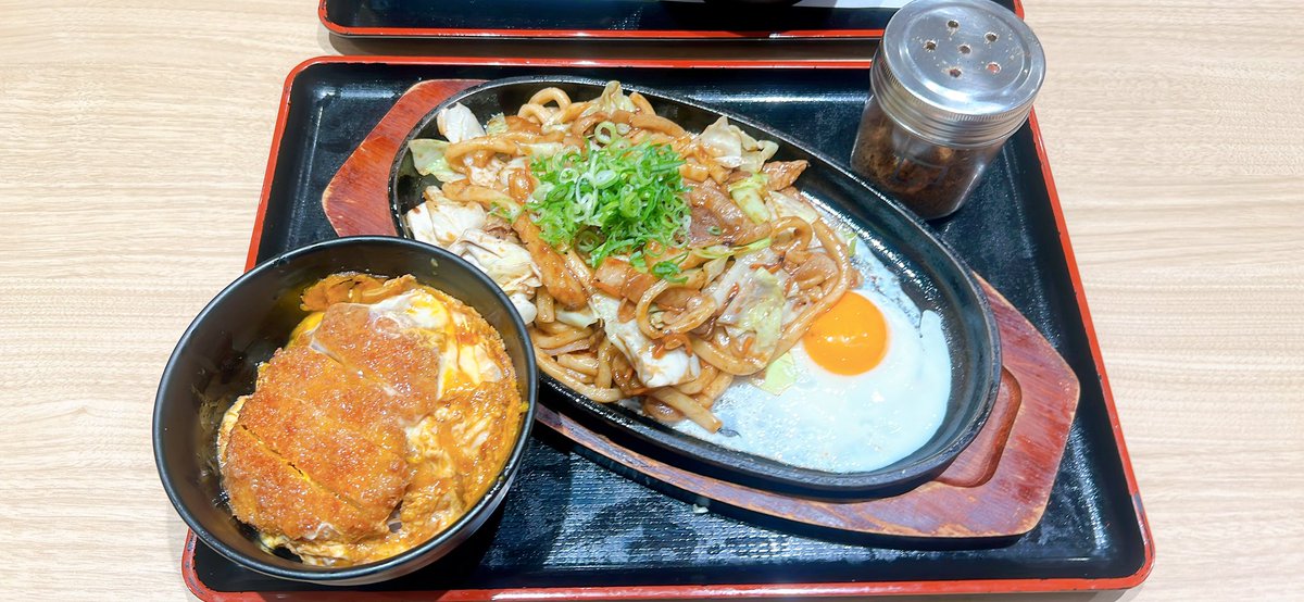 usausami2222's tweet photo. 連日行列で話題沸騰！両国の資さんうどんにやって来ました。私は焼きうどんとミニカツ丼、主人はごぼ天うどんとミニカツ丼、さらにうなカツとじ重まで注文！もうすぐ60歳なのに、ペロっと平らげていました。すごい食欲です😆 #資さんうどん https://t.co/F9nxDYGvh6