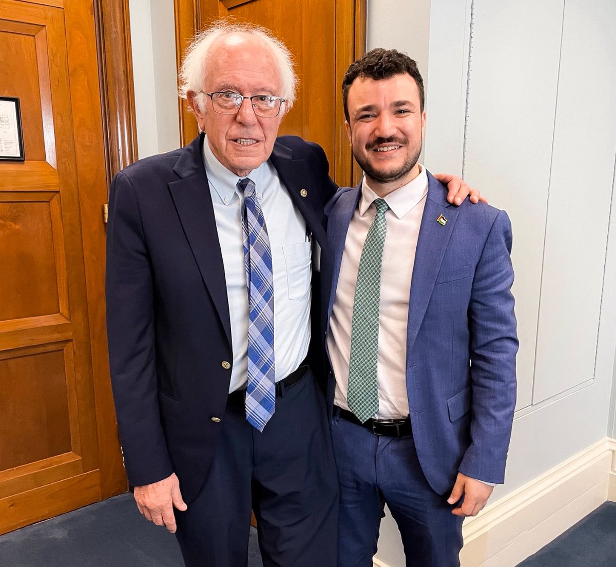 HashemAllMighty's tweet image. People might think @BernieSanders is Jewish. They would be mistaken. 

He hasn’t met with a single hostage but makes time to meet with anti-American Islamists who terrorize Jews for a living👇🏼 

The only difference between Bernie and a pig, is that a pig has split hooves. 

And a…