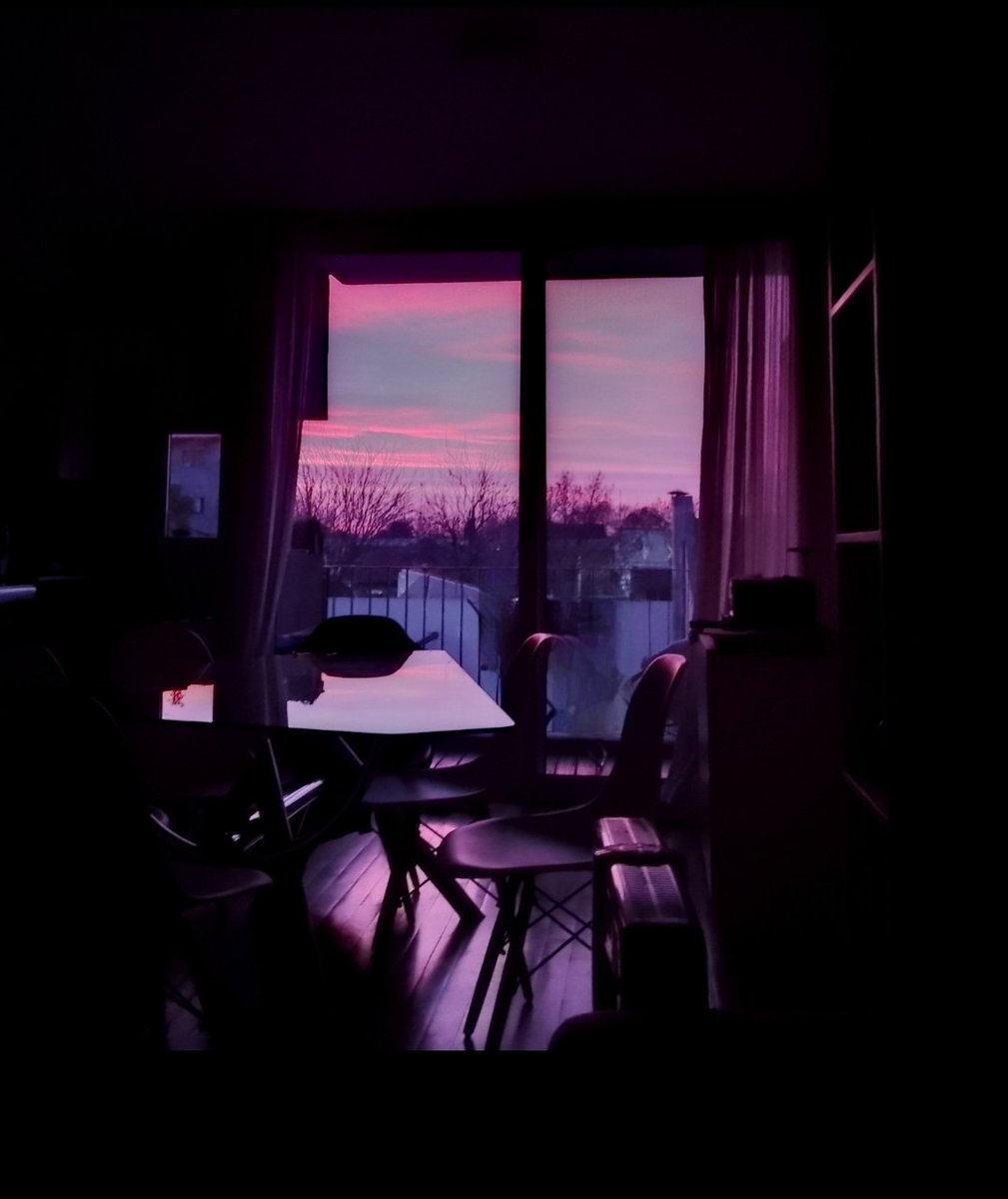 La tarde se apoderó del cuarto y entre rosas, azules y violetas la noche fue ganado su oscuro lugar...

...hasta que alguien encendió la luz.

Nas Noches

📸Jésica