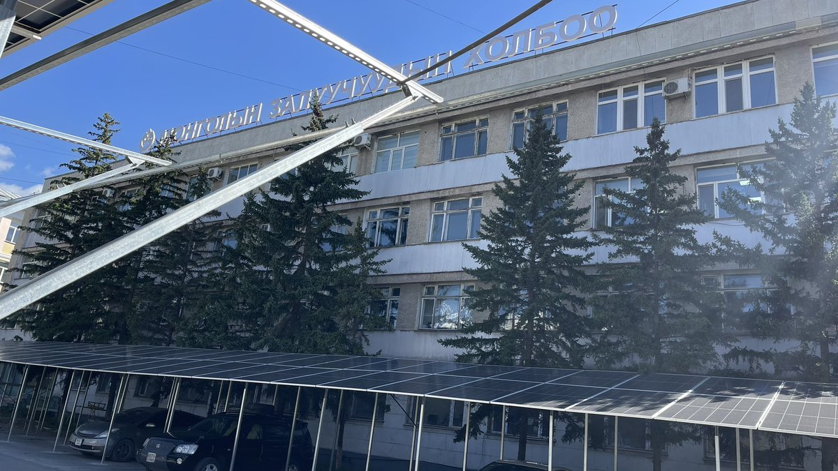 Монголын залуучуудын холбоо гоё юм хийж байна. Нарны панелаар цахилгааны эх үүсвэрээ шийднэ. Бас зогсоолоо сүүдрэвч болгочихно. Өөрөөр сэтгэдэг залуус гоё байна