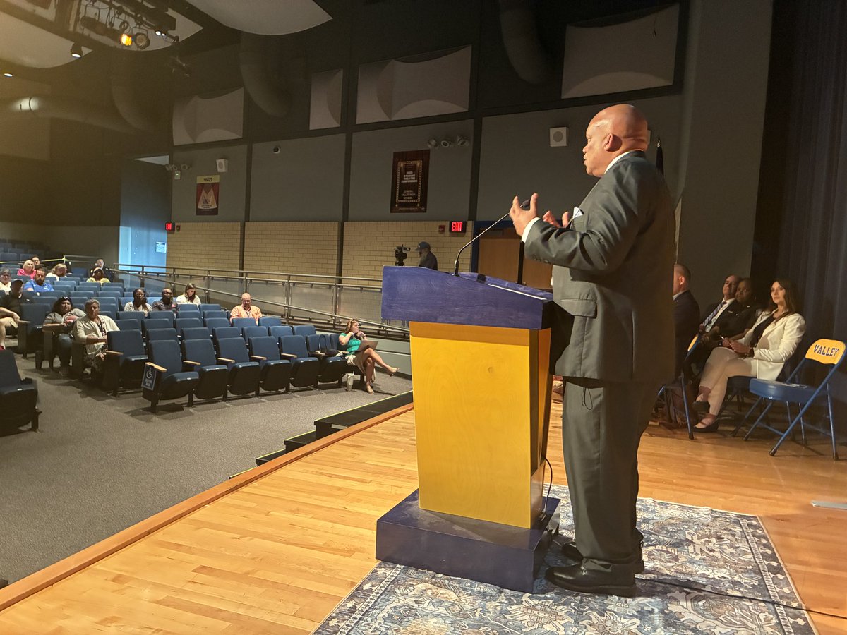 🎤COMMUNITY CONVERSATIONS | Thank you to everyone who came to Valley High School tonight to share your ideas, questions, and hopes for <a href="/JCPSKY/">JCPS</a>. We will work together to help all students succeed! #WeAreJCPS