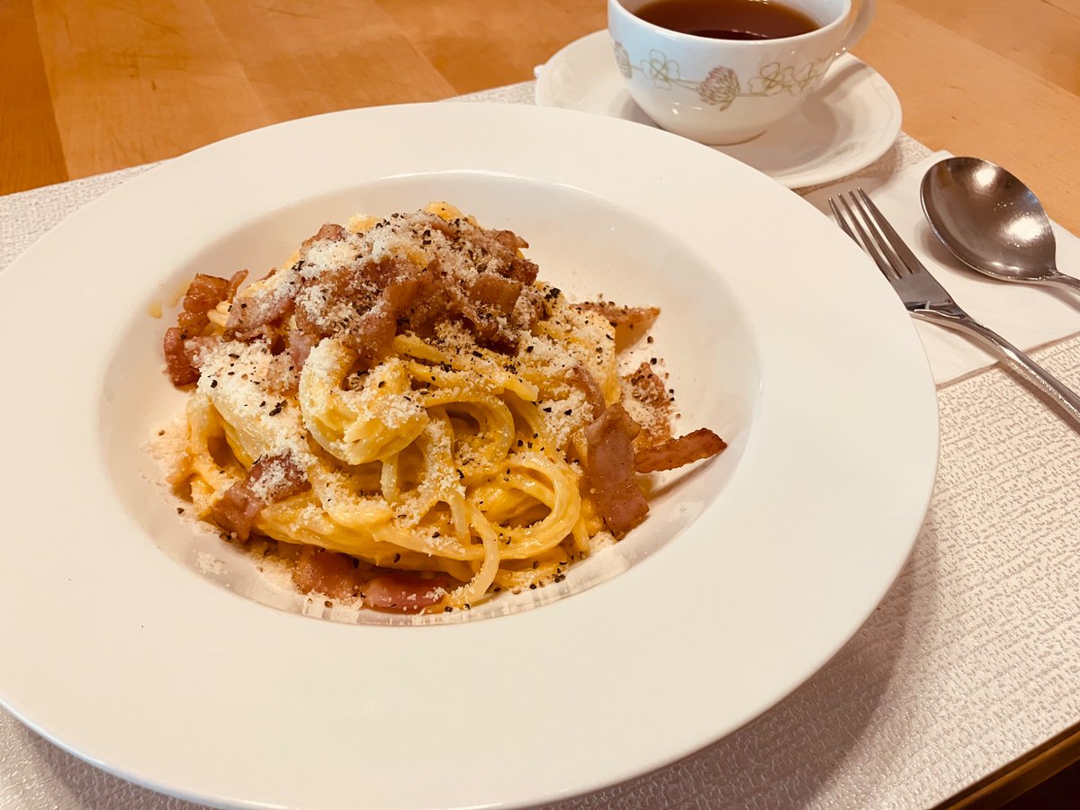 Sulei_8's tweet photo. こんにちは〜！
飯テロリストのスーレィだよ！

こちらは
スーレィを代表する料理たち！
カルボナーラやクリームブリュレ、お子様ランチやヴィシソワーズなど！

自炊を沢山してます！
外食もしてるよ！

初対面の人には絶対飯テロするし、お気に入りの人にはさらにするから、是非見てってね！(*´꒳`*) https://t.co/HyvGXkmTM0