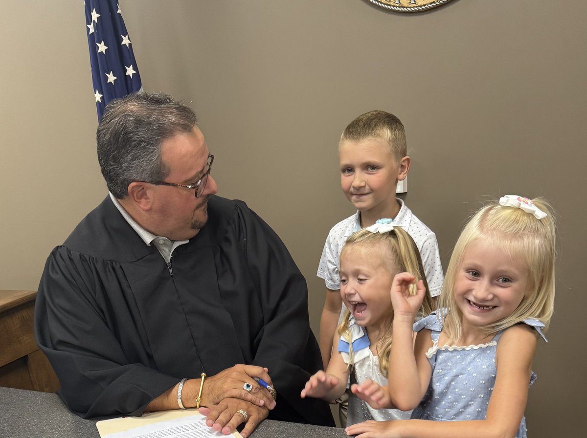 JudgeBarger's tweet image. Three siblings have officially been made part of a forever family. Look around, there are still amazing folks in this world. This is what love looks like. 💜 #FamilyForever #AdoptionRocks #Blessed